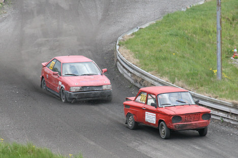 I sin lille røde NSU er Benny Kristensen fra landsbyen Løvel fast deltager, når der er folkerace på den lokale racerbane. Det er han også i den kommende weekend.